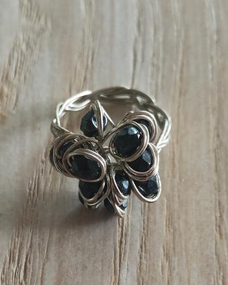 Anello in filo con perline nere