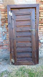 porta porticina in legno con stipite e catenaccio