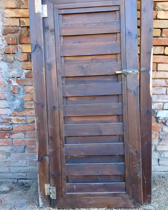 porta porticina in legno con stipite e catenaccio