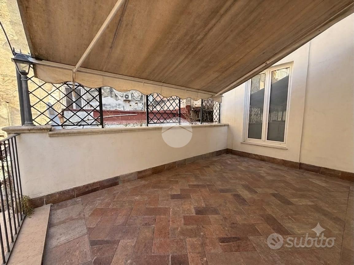 4 LOCALI A NAPOLI