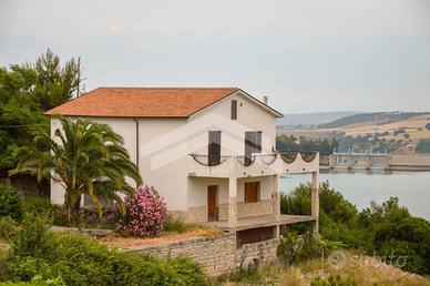 Villa panoramica sul lago di Guardialfiera