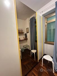 Armadio moderno con specchio