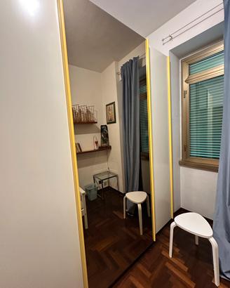 Armadio moderno con specchio