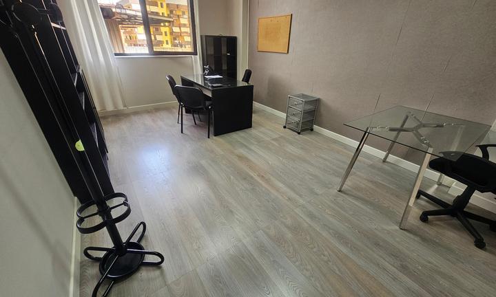 Ufficio arredato pronto linee vigilanza posti auto