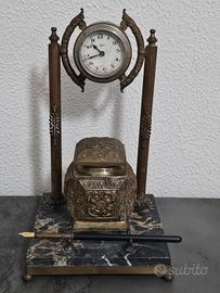 Antico orologio in bronzo dorato