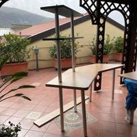 Scrivania con mensole