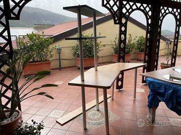 Scrivania con mensole