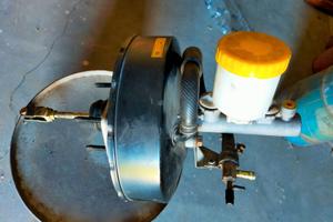 Pompa freno con servofreno Nissan pickup d21