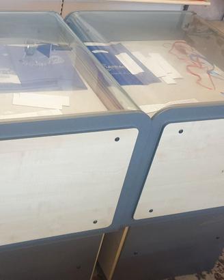 Armadietti con pianale in vetro, cassetti, vano