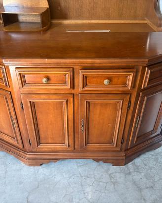 credenza in legno in stile classico