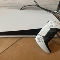 Playstation 5 con due controller