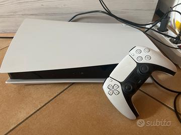 Playstation 5 con due controller