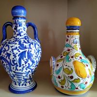 Coppia di bottiglie in maiolica umbra con tappo