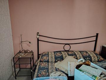 Letto in ferro battuto con comodino