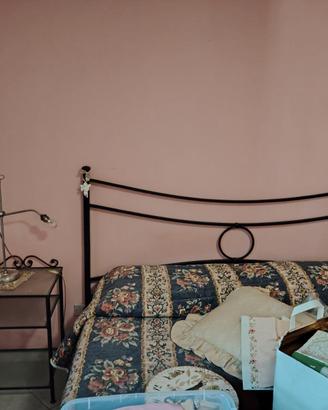 Letto in ferro battuto con comodino