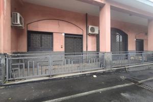 Bottega con 3 vetrive -zona centrale