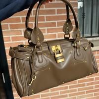 Borsa color tortora con dettagli oro