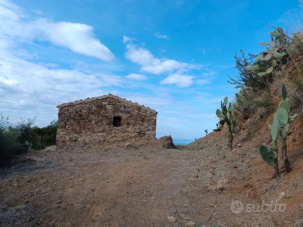 Terreno con rustico a 1,5 km da Cefalù