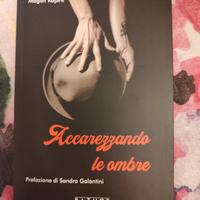 Libro "Accarezzando le ombre" a prezzo scontato
