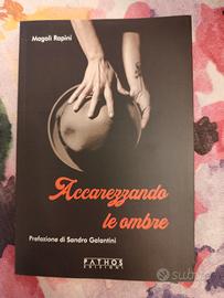 Libro "Accarezzando le ombre" a prezzo scontato