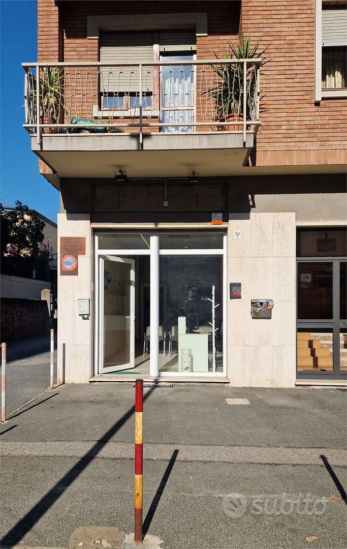 Negozio con vetrina completamente ristrutturato - Vista 3