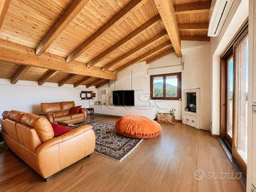 Casa indipendente di 200 m² con 5 locali e box aut