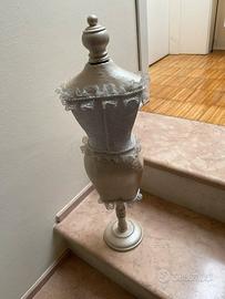 Manichino porta gioielli in legno + pizzo