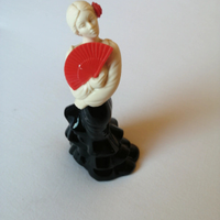  Donna che tiene un ventaglio rosso. 