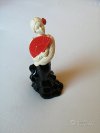  Donna che tiene un ventaglio rosso. 