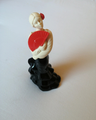  Donna che tiene un ventaglio rosso. 