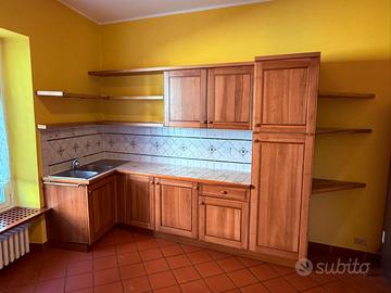 Cucina angolare in vero legno con elettrodomestici