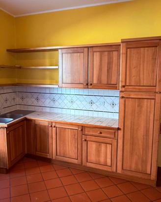 Cucina angolare in vero legno con elettrodomestici