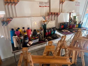 Kit pittura: cavalletti, tele, acrilici, pennelli