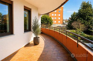 AMPIO APPARTAMENTO CON TERRAZZO