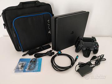 PS4 Slim 1TB + 2 Controller, Base ricarica e Borsa