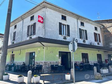 Intero stabile con annessa attività commerciale