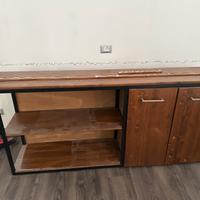Mobile in legno e ferro.