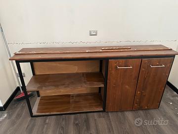 Mobile in legno e ferro.