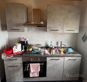 Cucina completa moderna con forno nuovo –