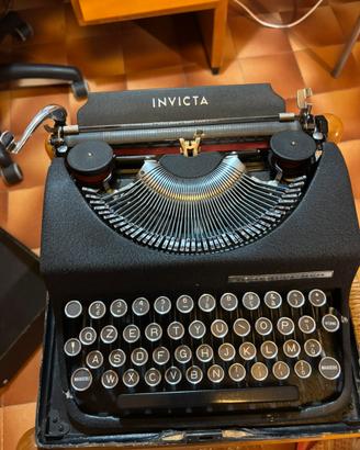 Macchina da scrivere vintage Invicta Torino