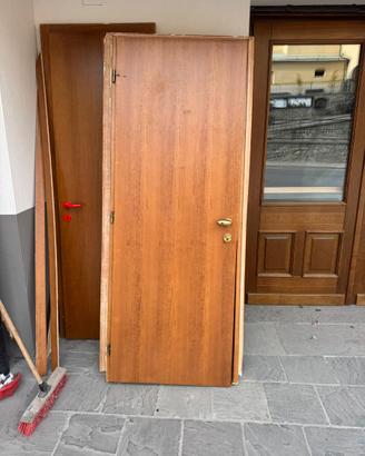 Porte complete di cassa e serratura e maniglia