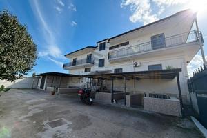 Struttura B/5 Con Ampio Parcheggio