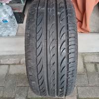 Una gomma Pirelli p zero nero 225 40 zr18