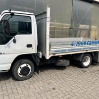 Camion isuzu con pedana idraulica