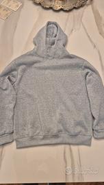 felpa grigia con cappuccio