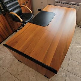 Scrivania in legno massello/noce e cuoio nero