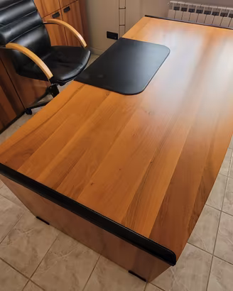 Scrivania in legno massello/noce e cuoio nero
