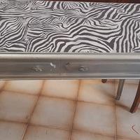 Tavolo in legno con inserto zebrato