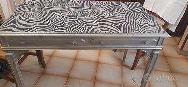 Tavolo in legno con inserto zebrato