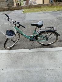 bici da ragazza preparata pronta all'uso